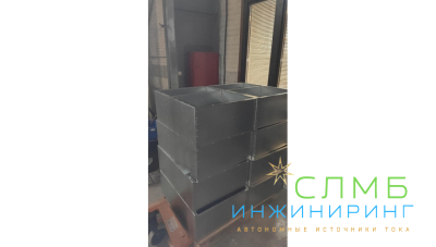 Bayliss® АКБ-Пост-2*100 (SideBOX-2×100) Уличный аккумуляторный шкаф навесной для АКБ 2×100Ач 220×396×600mm с зубчатым креплением до d260 материал- оцинкованная листовая сталь