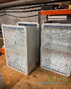 SideBox / АКБ-Пост — это уличный аккумуляторный шкаф собственного производства, предназначенный для надёжного размещения АКБ, контроллеров и другого оборудования в автономных и резервных системах.